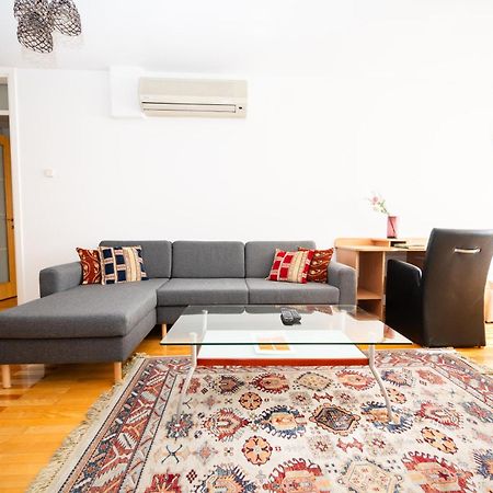 Modern 2Bdr Apartment In The Center- Free Parking サラエヴォ エクステリア 写真